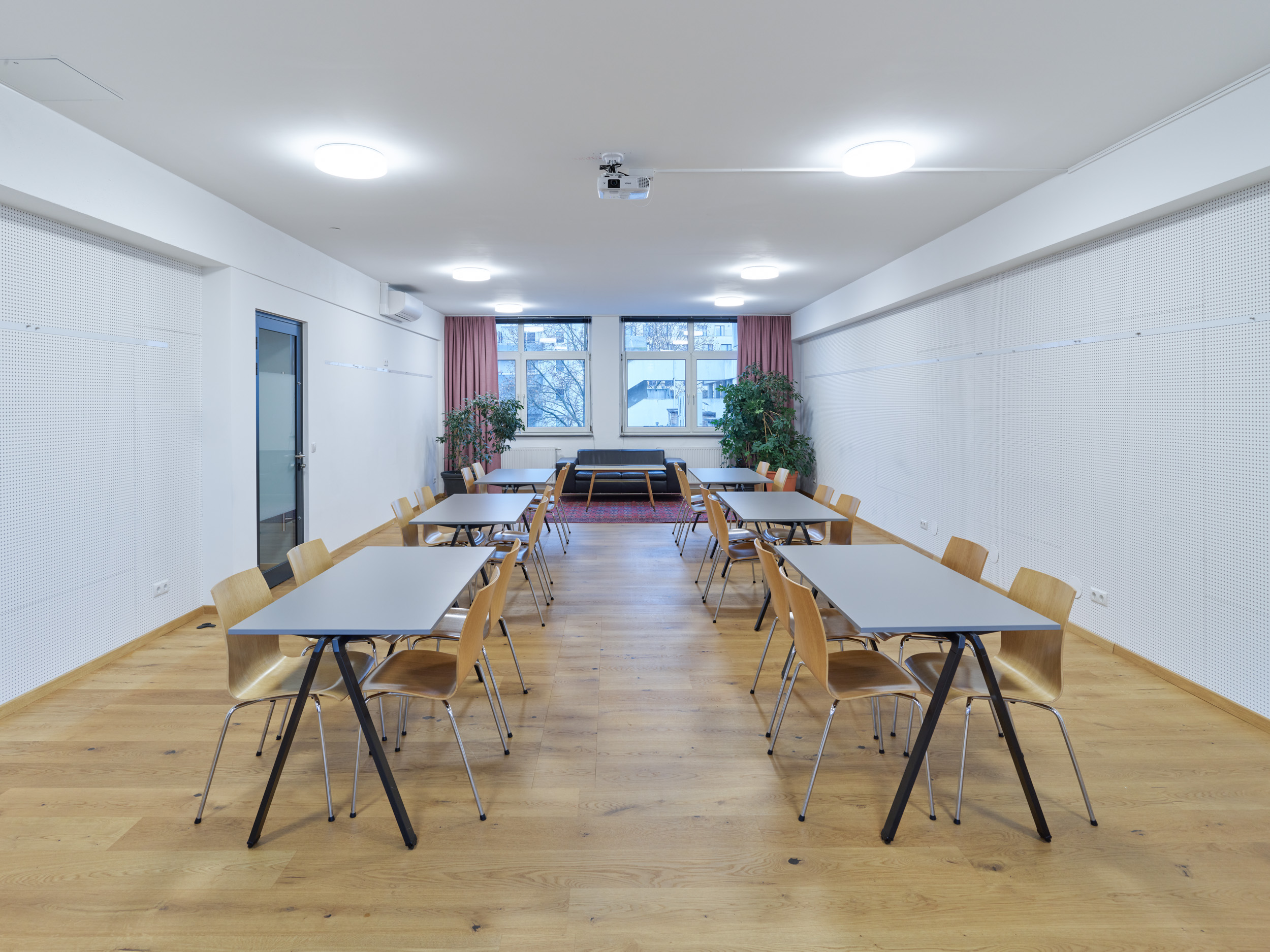 Heller Seminarraum für größere Workshops für bis zu 60 Personen im Markhof