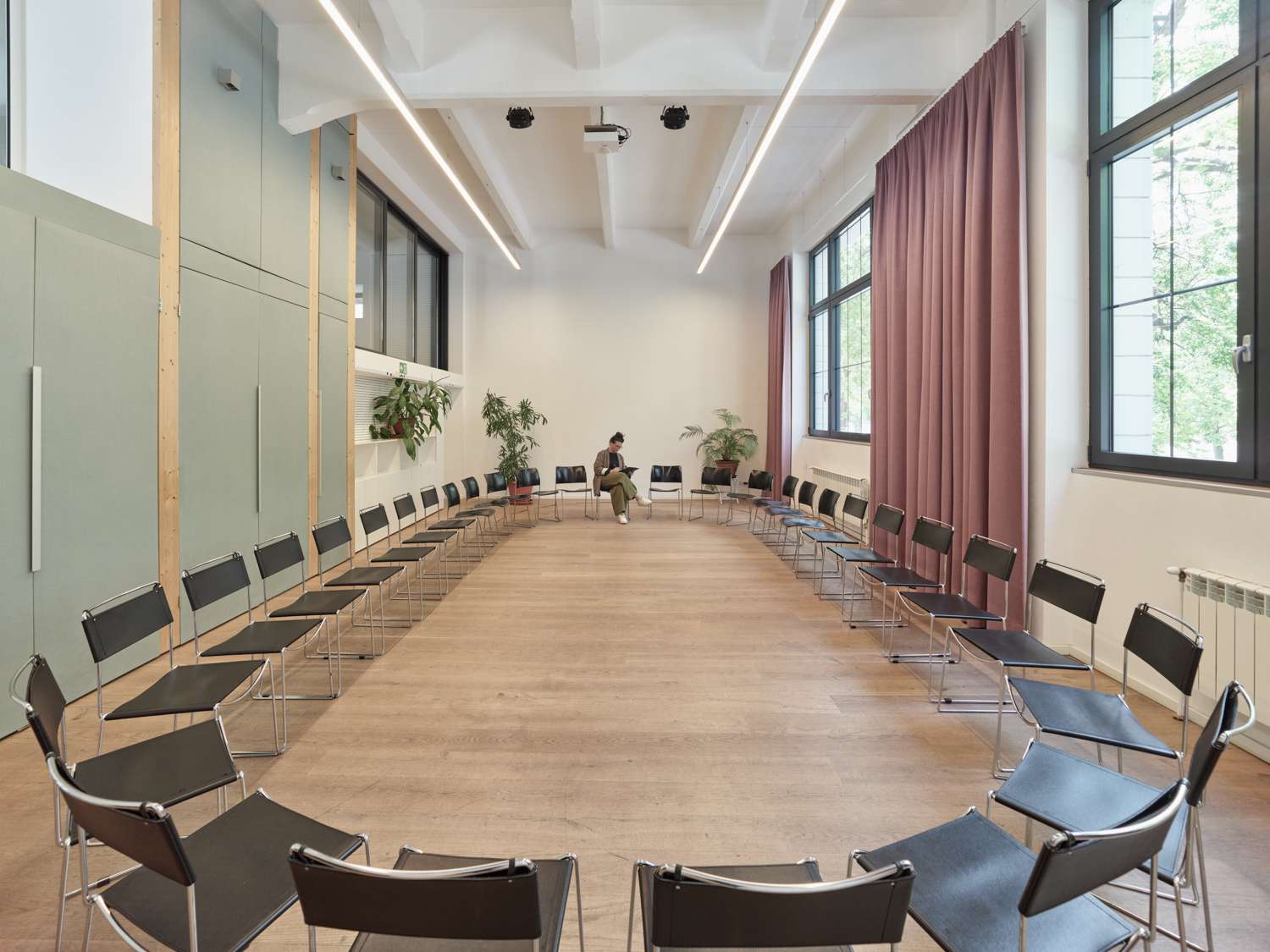 großer heller Seminarraum für bis zu 64 Personen zum mieten