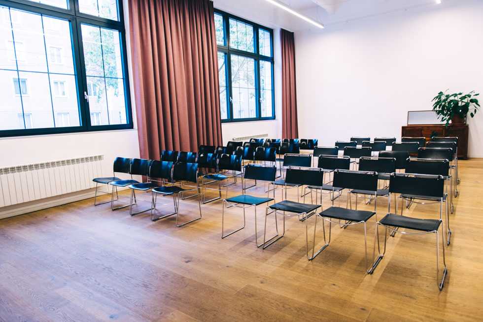Plenum Seminarraum, groß und hell mit Sitzmöglichkeiten