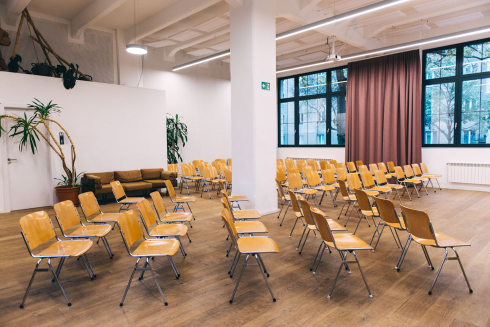 ein großer heller Raum, 125 m2 groß und Sesseln für bis zu 120 Personen - zum mieten für diverse Events in Wien